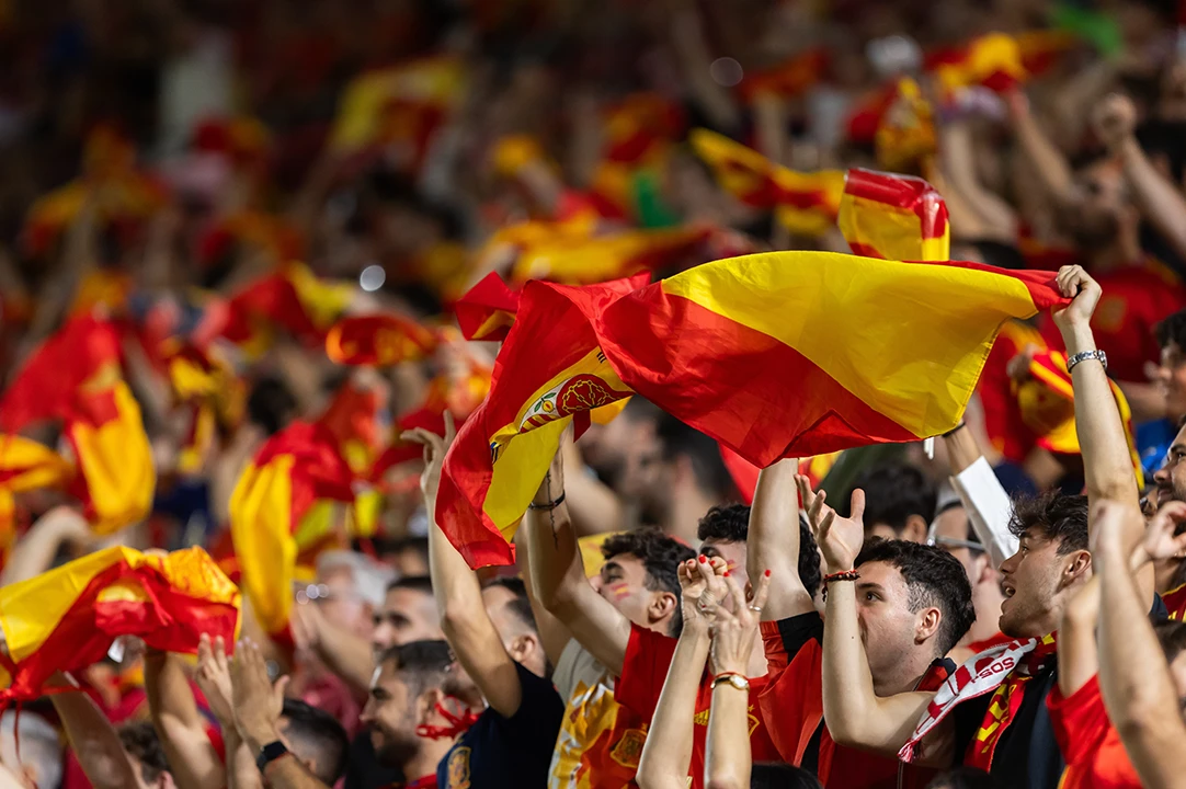 España ganó la justa futbolera al vencer 1-0 a Argentina en tiempo extra en la final disputada en el estadio de Nueva York-Nueva Jersey.