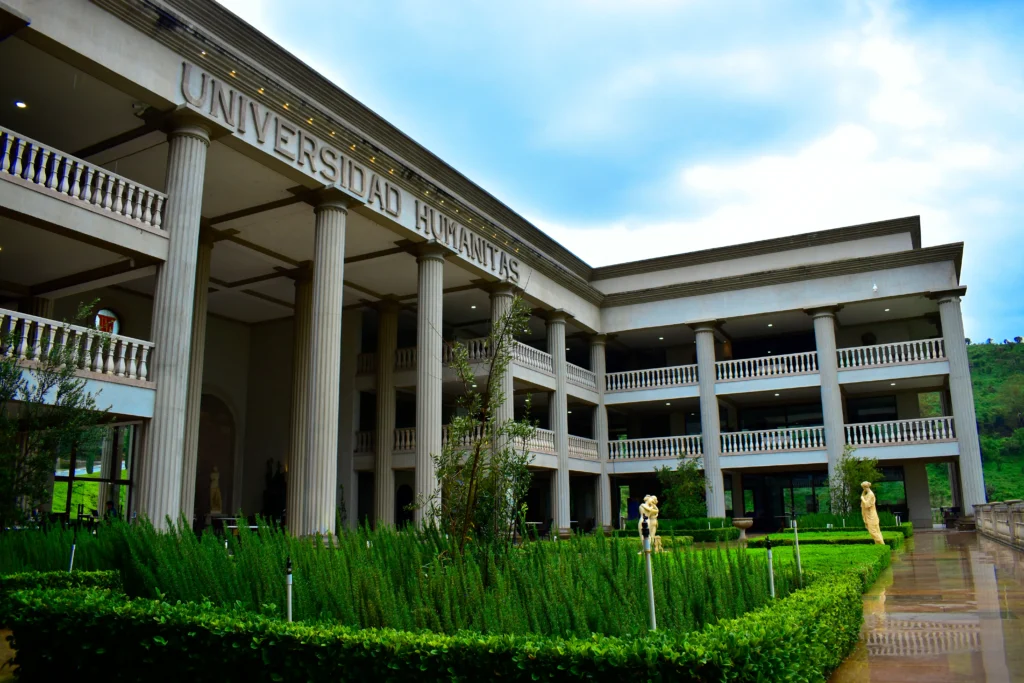 Universidad Humanitas ofrece licenciaturas y modalidades de estudio para que no abandones tus estudios e inicies tu vida universitaria. 