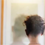 Disociar es un mecanismo mental de desconexión entre pensamientos, memoria, identidad y percepción de la realidad.