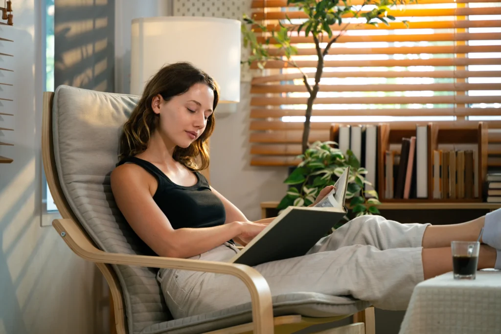 Para recuperar la concentración establece un descanso a tu cerebro, realiza actividades largas como leer, dibujar, escribir.