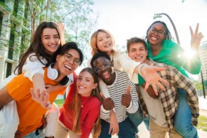 Jóvenes celebrando el Día Internacional de la Juventud 2026