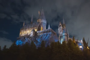 Arquitectura de estilo gótico y medieval que recuerda a la escuela de Hogwarts.
