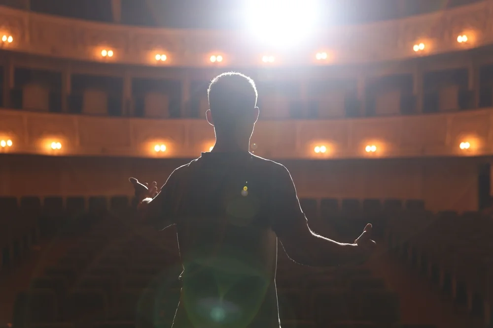 El teatro, para actores y público, nos permite enfocarnos en el aquí y el ahora.