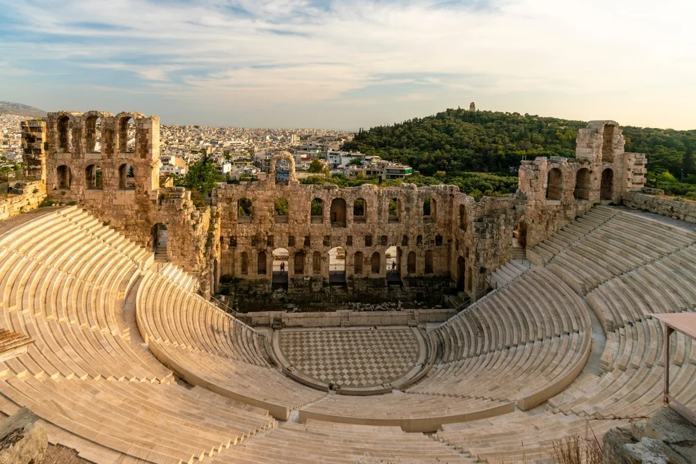 En la Antigua Grecia, las grandes construcciones teatrales eran al aire libre, un espacio abierto llamado “orchestra”, donde se realizaban diversas puestas en escena y espectáculos.