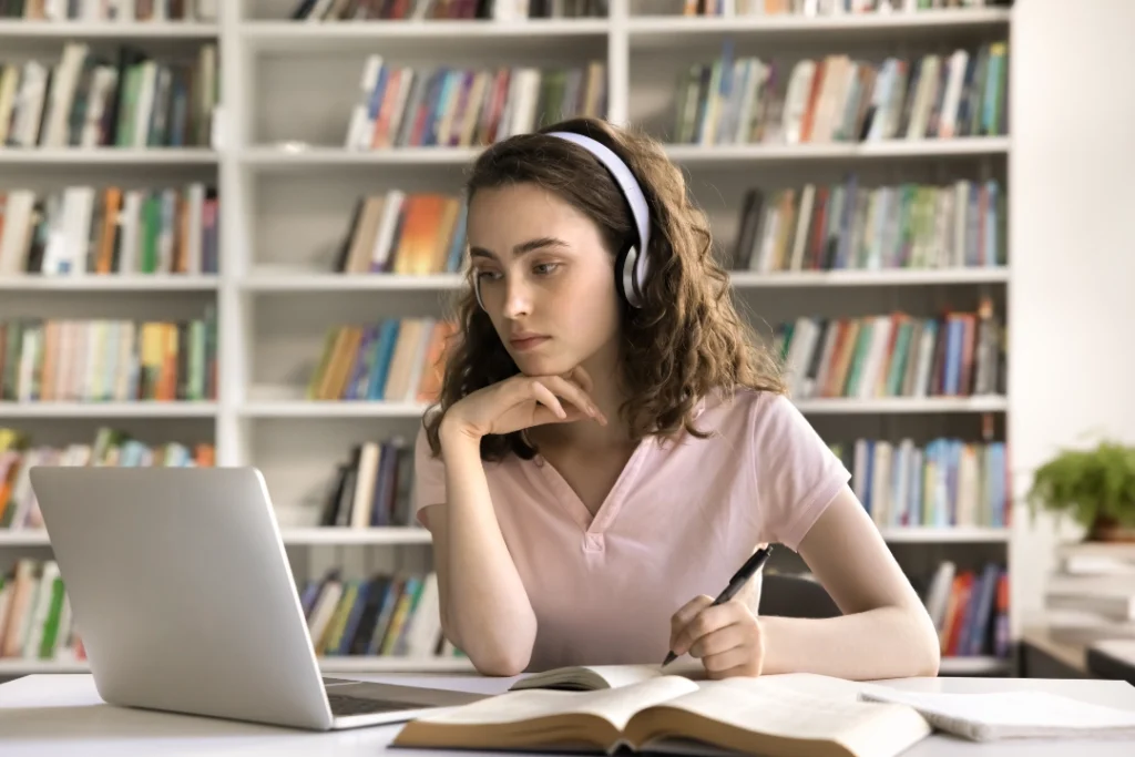 Estudiante utilizando inteligencia artificial para realizar actividades académicas. 