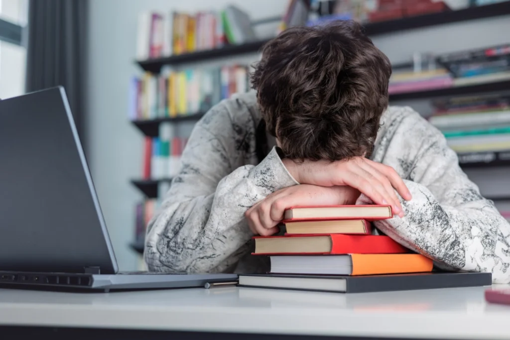 Estudiante abrumado a punto de implementar las técnicas de estudio para mejorar la memoria y el aprendizaje