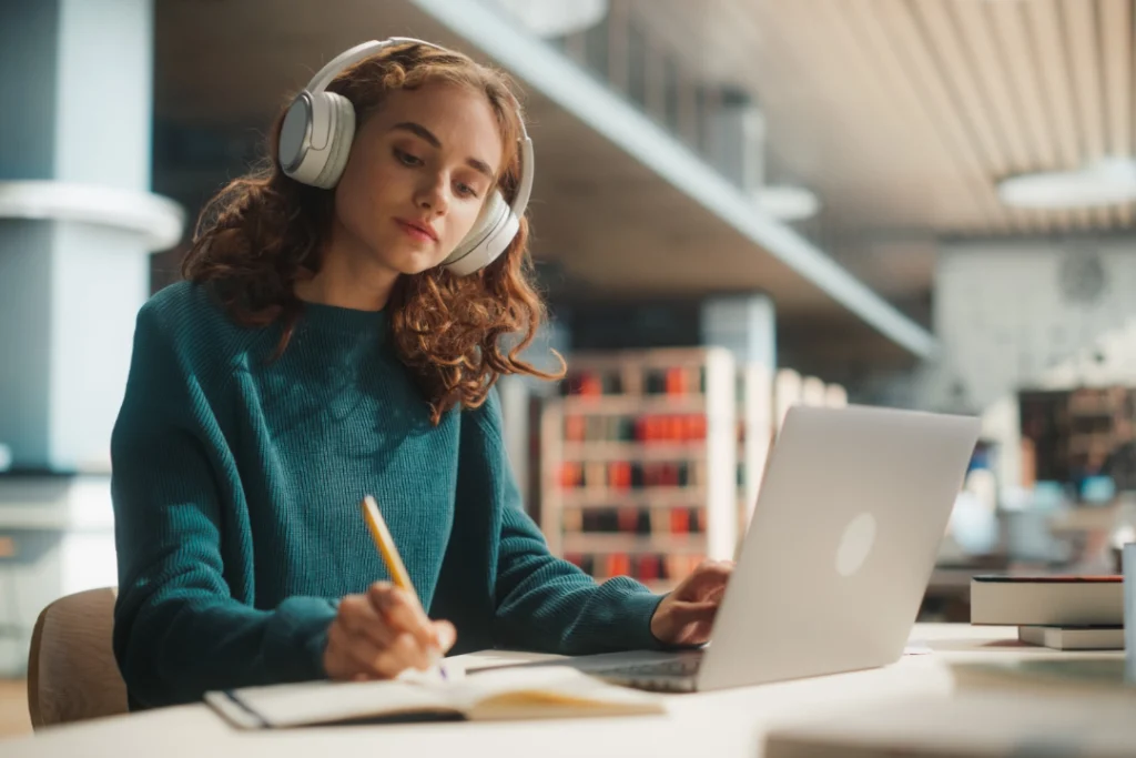 Estudiante universitario utilizando diferentes técnicas de estudio para aprender.