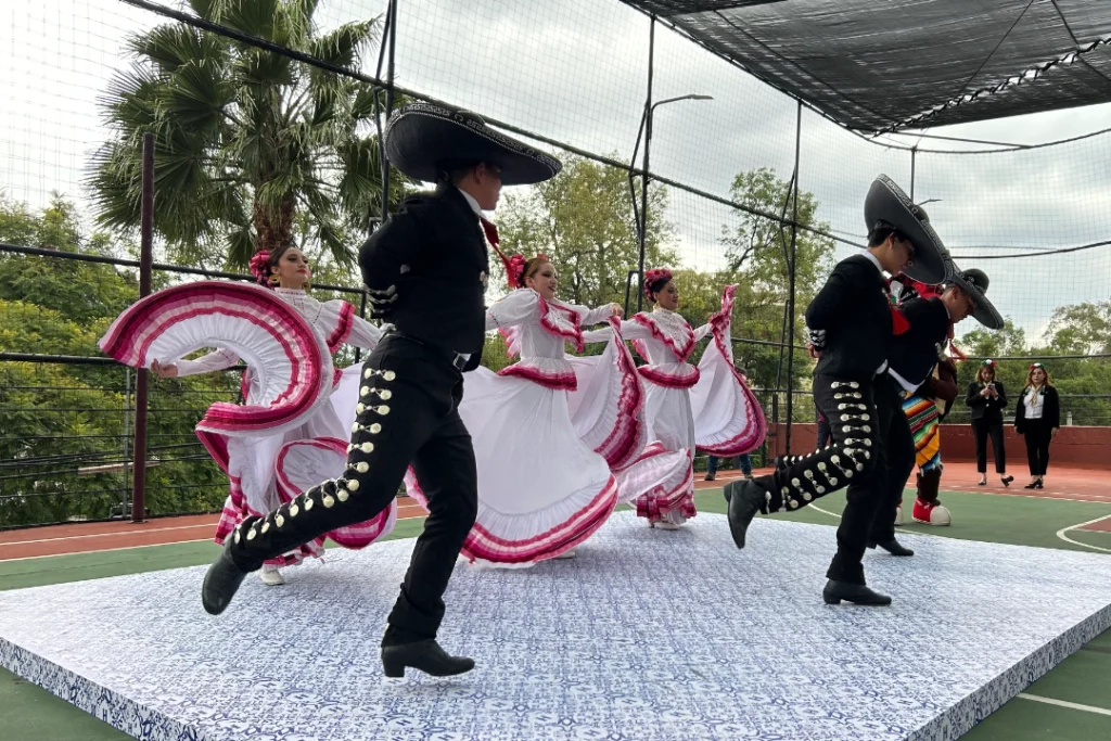 Alumnos de Universidad Humanitas celebrando las fiestas patrias en el campus.