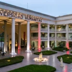 Celebración de fiestas patrias en Universidad Humanitas con decoración mexicana.