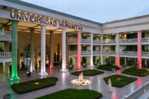 Celebración de fiestas patrias en Universidad Humanitas con decoración mexicana.