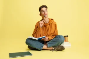 Estudiante repasando contenidos universitarios con las mejores técnicas para estudiar.