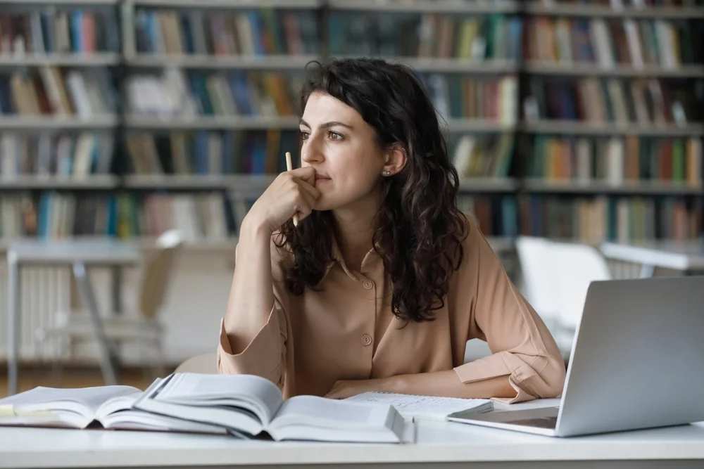 El plan trimestral del diplomado en Universidad Humanitas es flexible y permite gestionar vida laboral, académica y personal.