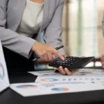 Un despacho contable ofrece servicios relacionados con la contabilidad, los impuestos, la administración financiera, la nómina y el cumplimiento de obligaciones empresariales.