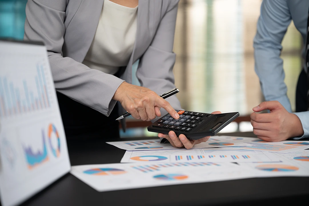 Un despacho contable ofrece servicios relacionados con la contabilidad, los impuestos, la administración financiera, la nómina y el cumplimiento de obligaciones empresariales.