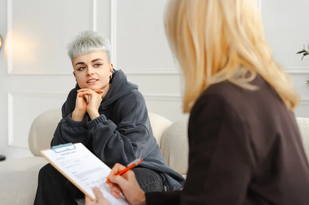 Los profesionales de la salud mental evalúan antecedentes, duración de los síntomas, intensidad, deterioro en el funcionamiento cotidiano y otros factores antes de establecer un diagnóstico.