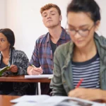 Alumno poniendo a prueba su ética universitaria copiando en un examen.