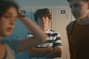 Estudiante universitario aislado por problemas emocionales.
