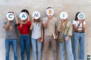La universidad brinda las herramientas para comprender y actuar, pero también aprende de la sociedad con la que trabaja.