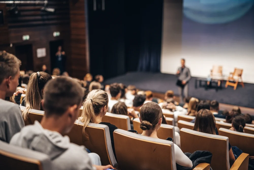 ¿Cuáles son las partes de un seminario? En general, se divide en introducción, desarrollo y conclusiones