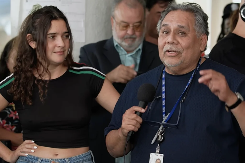 Félix Contreras, integrante del equipo de NPR, pronunció un mensaje en el que recordó episodios históricos de discriminación contra los latinos en Estados Unidos.