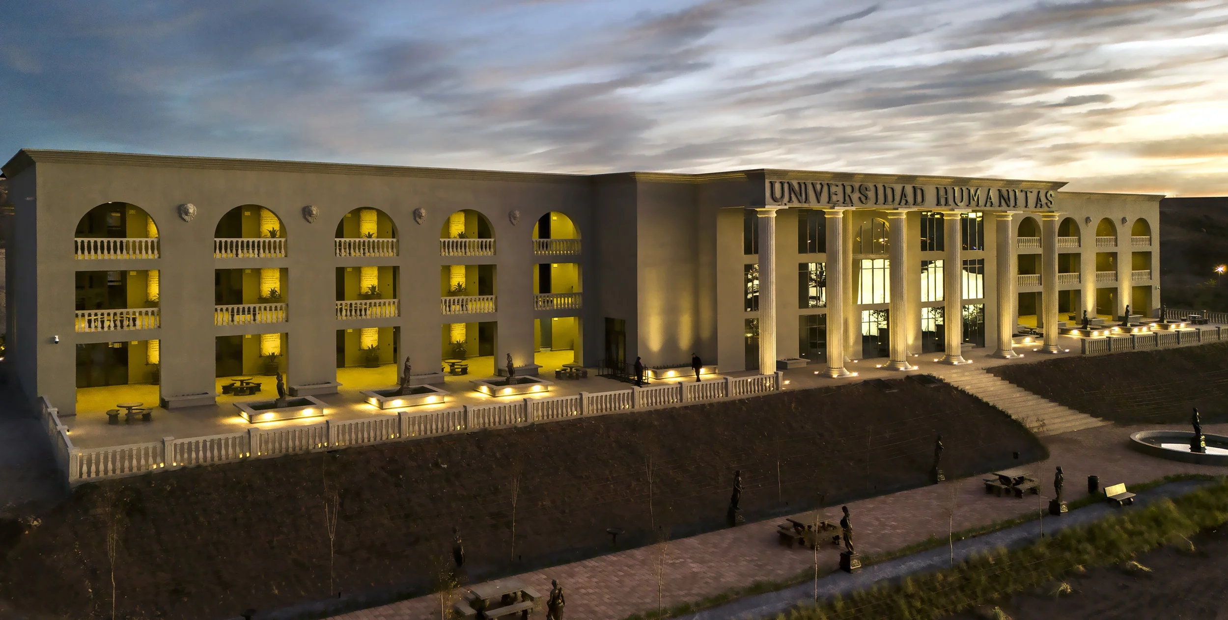 Fotos de campus Magno Chihuahua de noche