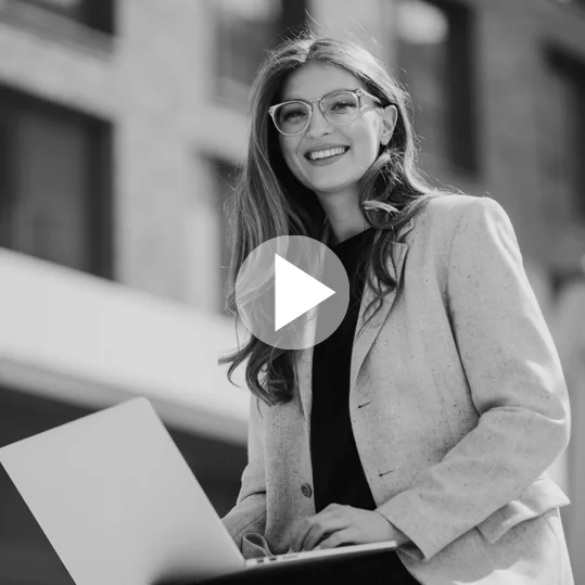 Mujer estudiante de modelo virtual de Universidad Humanitas