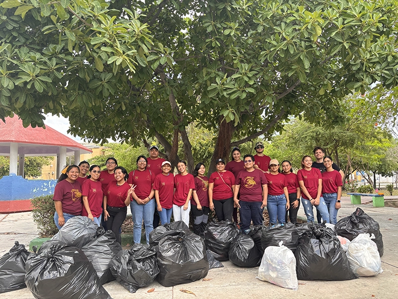 Grupo de jóvenes que son parte del programa de responsabilidad social Humanitas